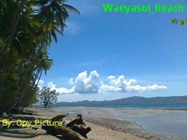 Pantai Waeyasol nampak dari jauh